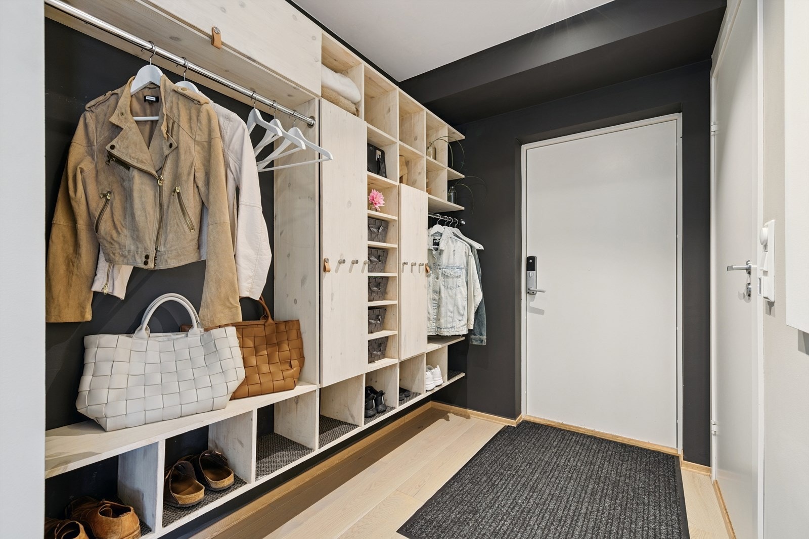 Boligen har en romslig gang med flott garderobeløsning. Her er det god plass til å henge fra seg yttertøy. Galleribilde