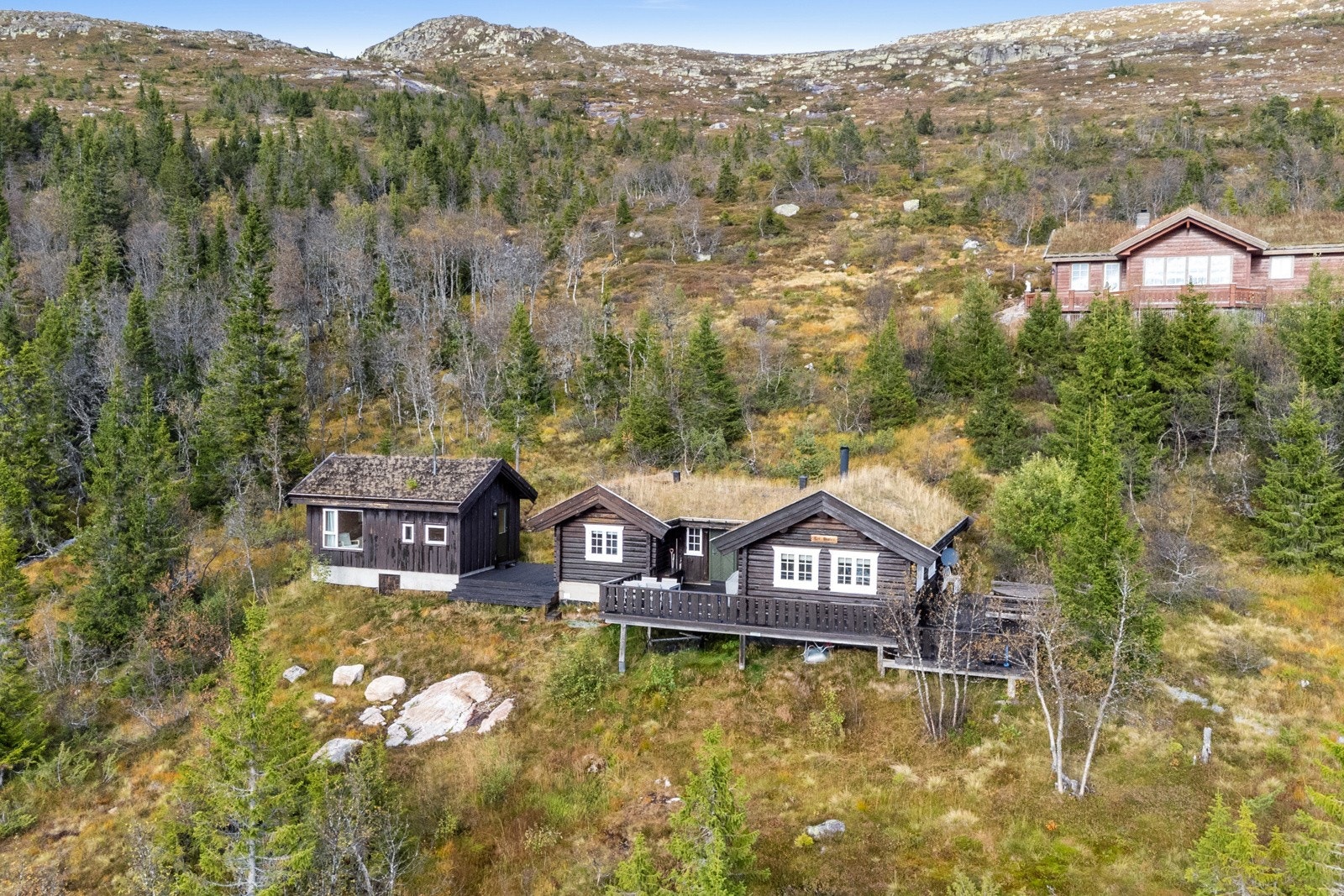 Høyfjellet i bakkant av hytta er et eldorado for den friluftsinteresserte, her finnes utallige gode fiskevann og flere fine topper rundt om på Sørbølfjellet. Galleribilde