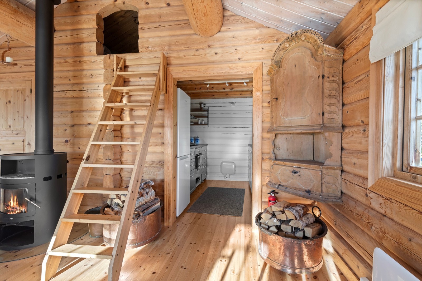 Praktisk hems over kjøkken/soverom med ekstra soveplasser ved behov. Galleribilde