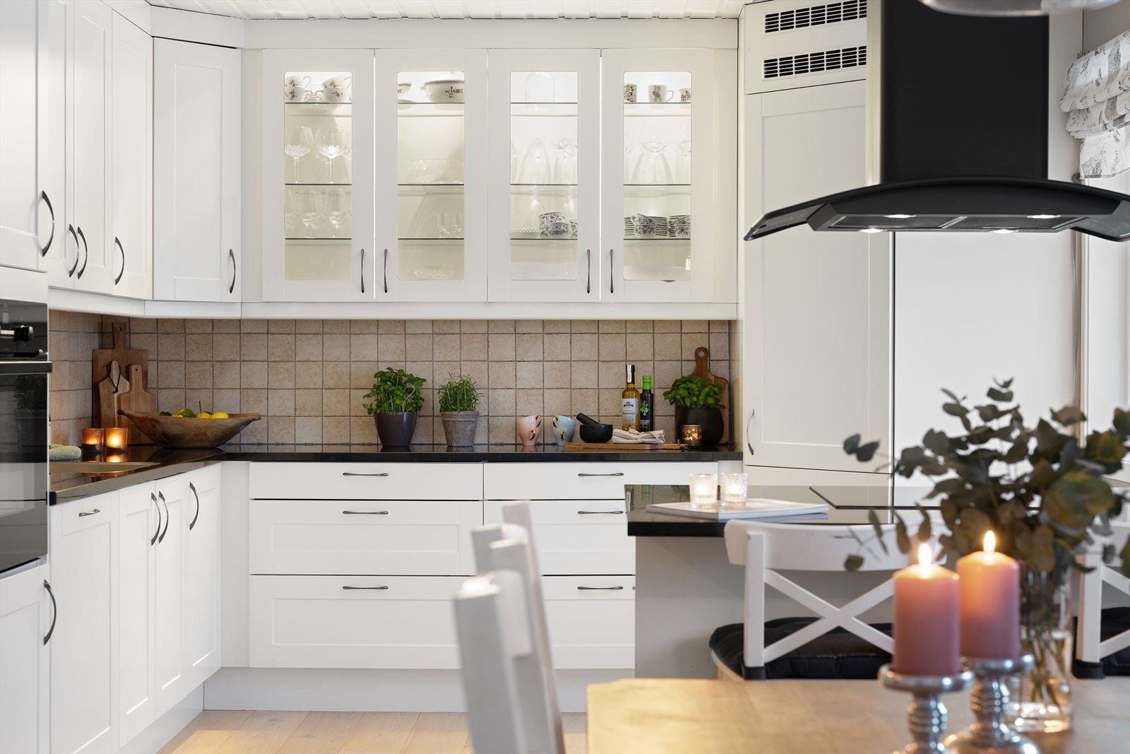 Flott og moderne kjøkken med profilerte fronter og steinbenkeplate. Legg merke til kjølehjørnet som gir ekstra stor lagringsplass for en familie. Galleribilde