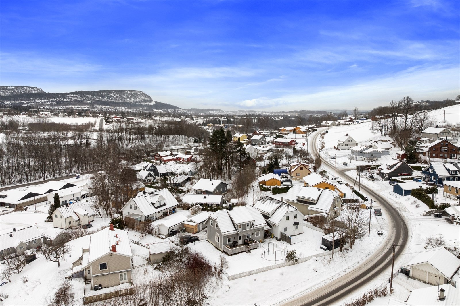 Kort vei til flotte turområder i marka, med skiløyper og populære turmål samt skoler og barnehager i gangavstand. Galleribilde