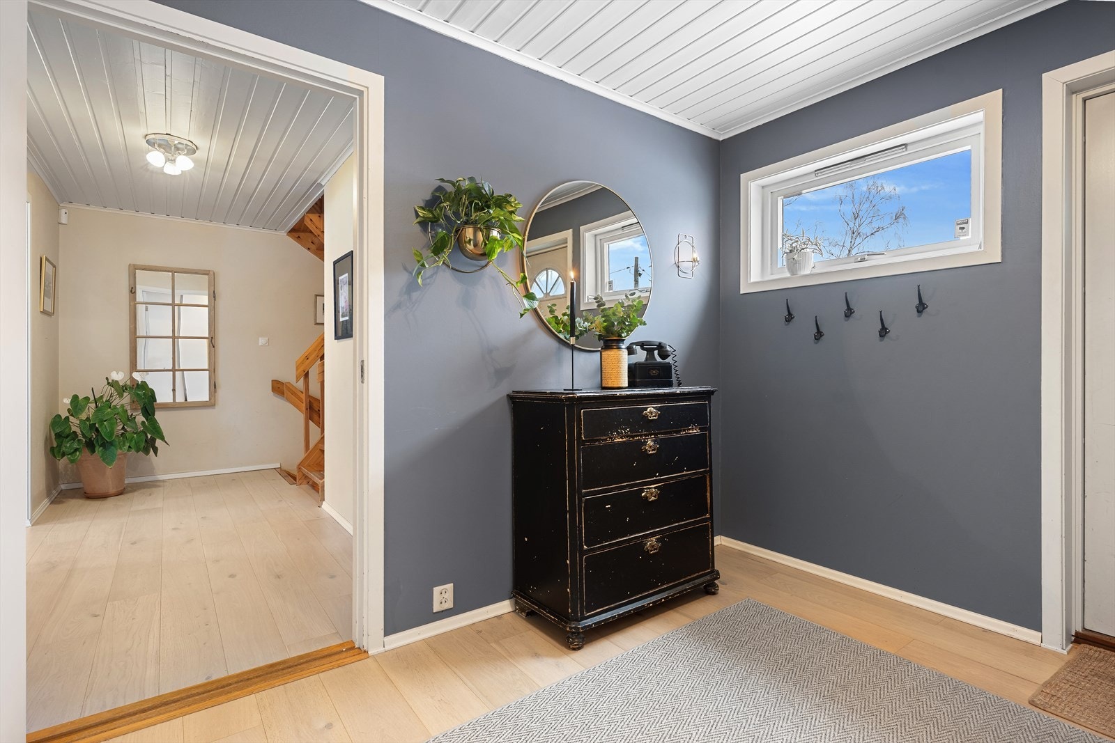 Fra inngangspartiet ledes du videre inn til boligens hovedetasje og trappegang. Galleribilde