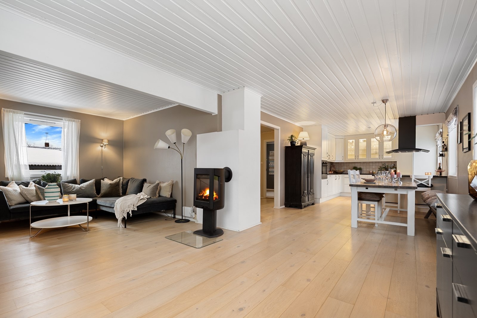 Boligen har en åpen stue- og kjøkkenløsning. Lekkert parkett gulv og slette overflater på veggene. Galleribilde