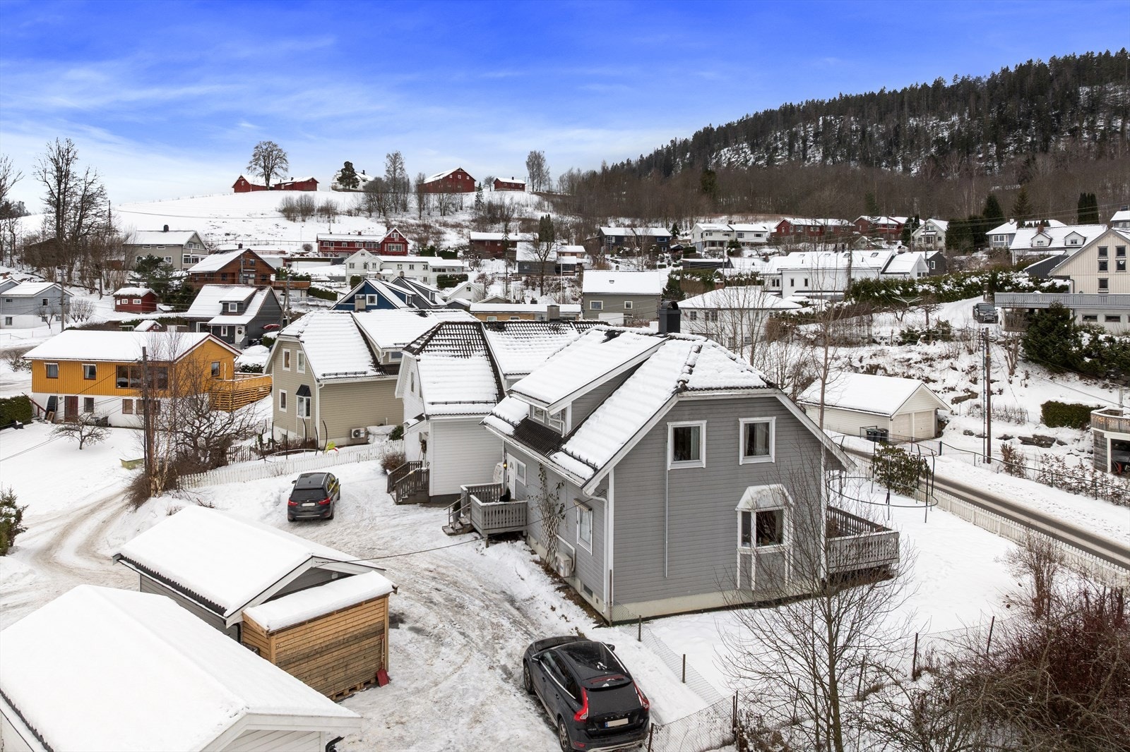 Uteområde med både oppstillingsplass til flere biler, garasje og hage. Galleribilde