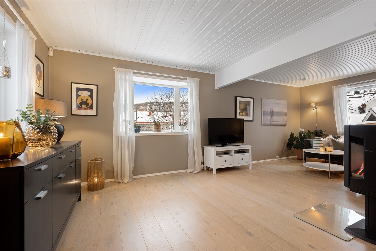 Vinduet i stuen ble fornyet i 2016. Mye plass og mange muligheter. Lekkert enstavs parkettgulv. Galleribilde