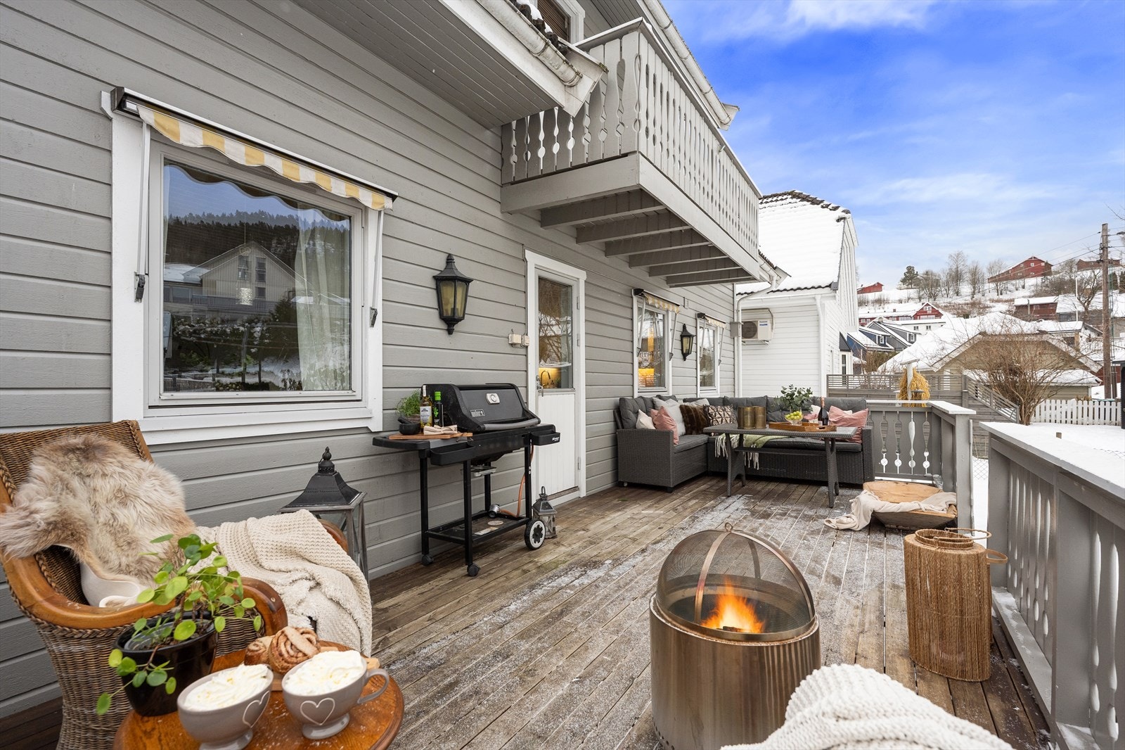 Boligen har totalt 32 kvm terrasse som leder ned til hagen med plass til trampoline og andre aktiviteter. Galleribilde