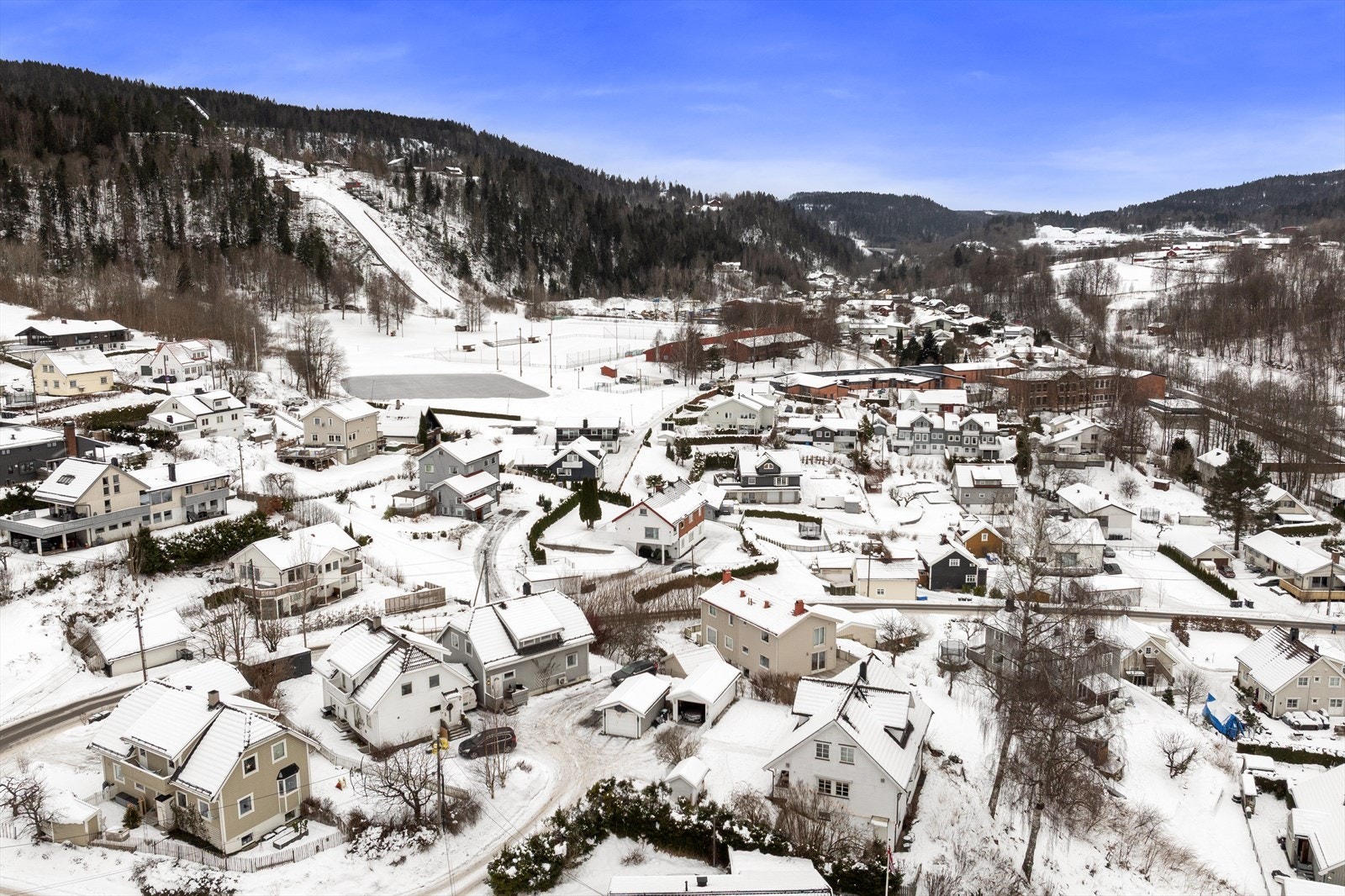 Boligen ligger i umiddelbar nærhet til både Skui skole og Ståvi barnehage - perfekt for barnefamilier. Galleribilde