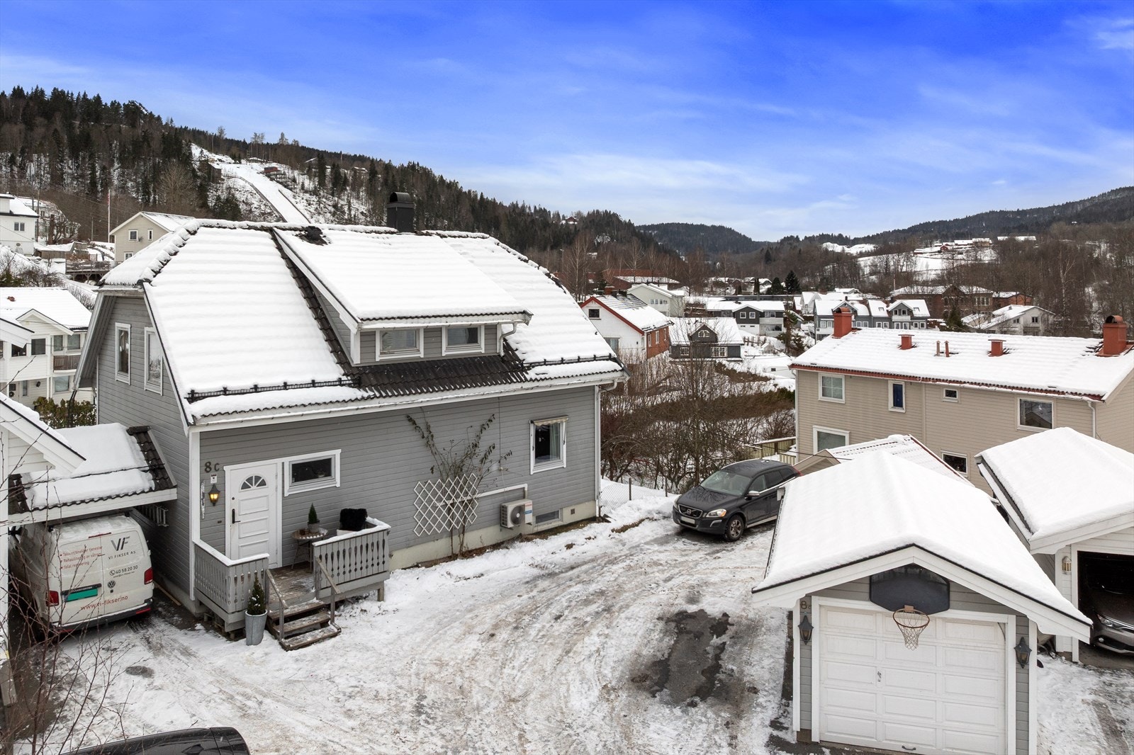 Eiendommen har garasje og flere oppstillingsplasser med gode parkeringsmuligheter som tilhører denne eiendommen. Galleribilde