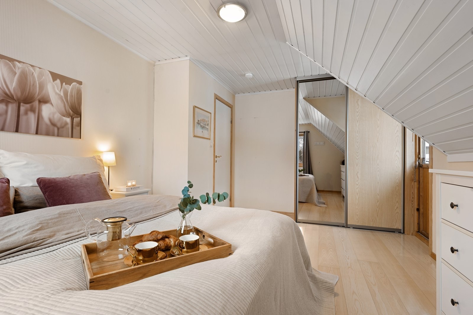 Hovedsoverommet har en romslig skyvedørsgarderobe for oppbevaring. Galleribilde