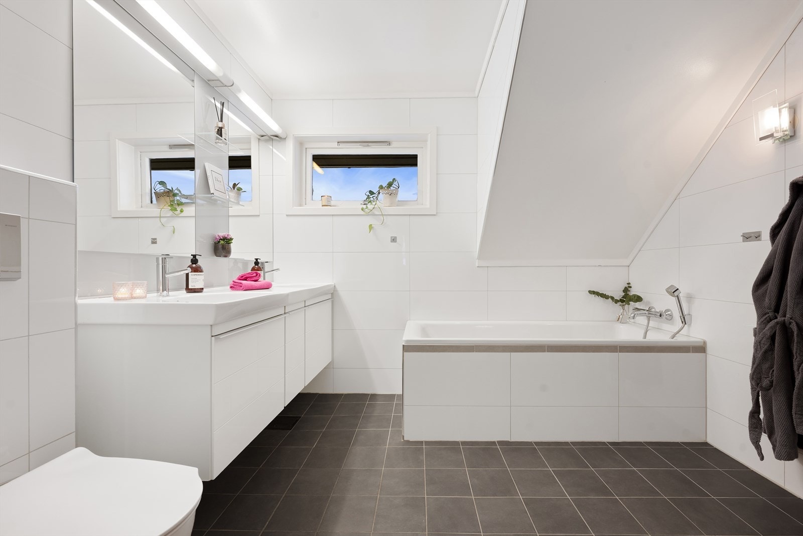 Lekker og stort bad i 2. etg fra 2010. Fliser på gulvet med varmekabler. Her har du alt en familie trenger av badekar, dusj og dobbelservant. Galleribilde