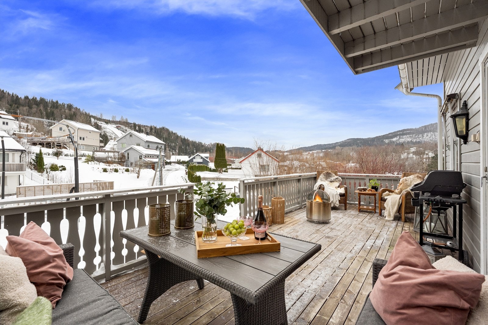 Stor, herlig uteplass på hele 32 kvm. her kan du nyte sende sommerkvelder i solen på sommeren. Galleribilde