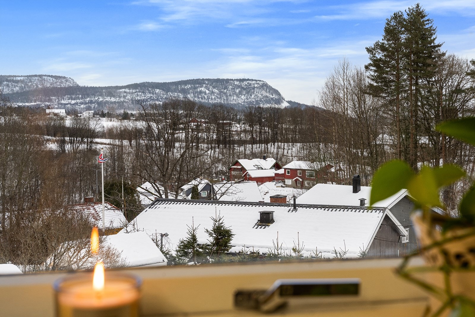 Utsikt mot Kolsåstoppen, samt nærhet til flotte turområder i Vestmarka. Galleribilde