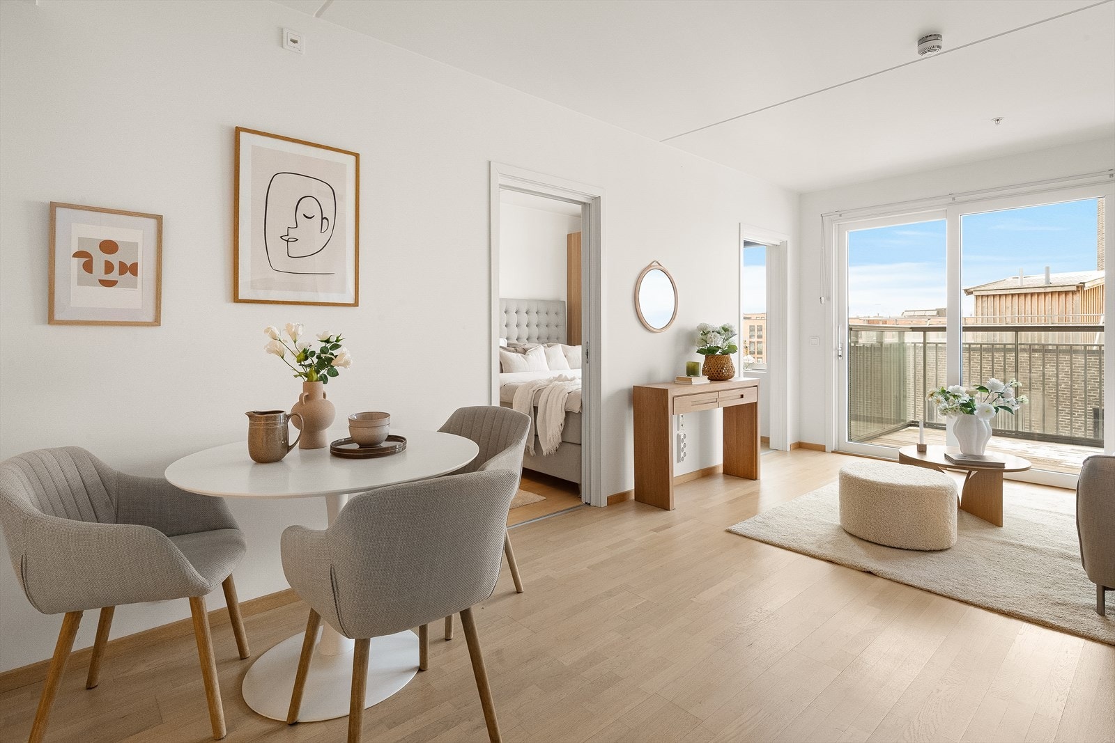 Dette er en lekker og moderne 2-roms leilighet med høy standard, lyse oppholdsrom og en stor, herlig balkong. Galleribilde