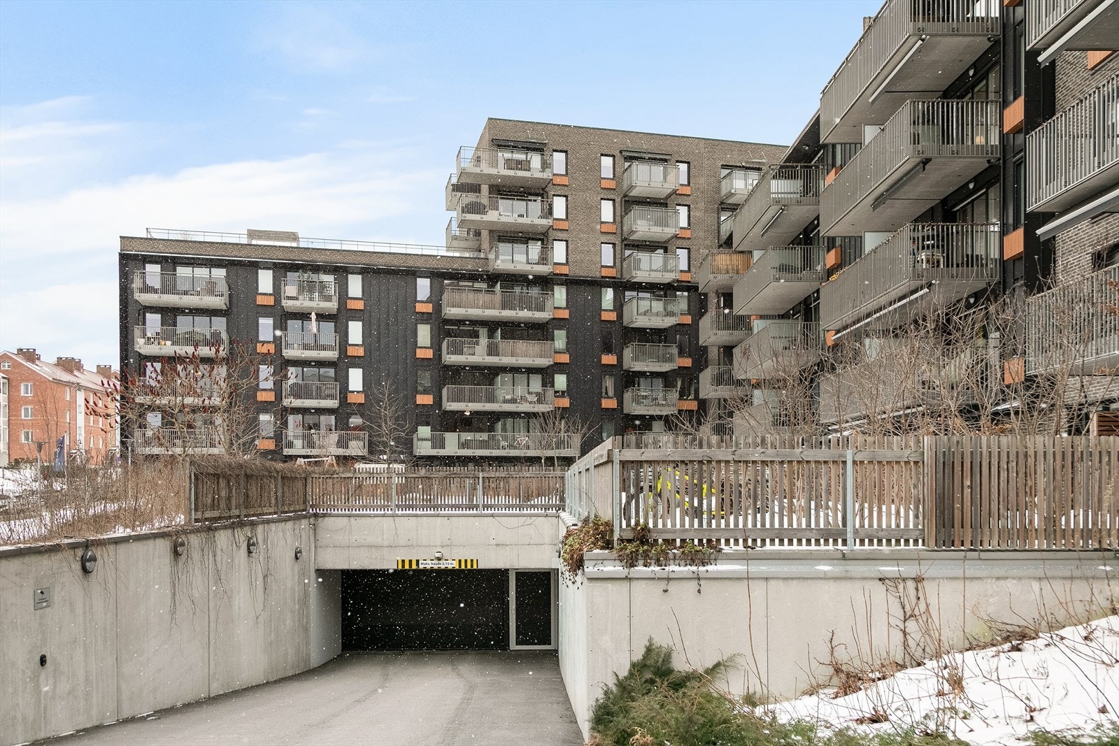 Nedkjøring til garasje. Galleribilde