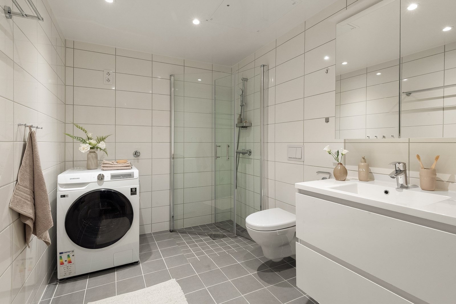 Romslig og delikat baderom med behagelig gulvvarme og downlights. Galleribilde