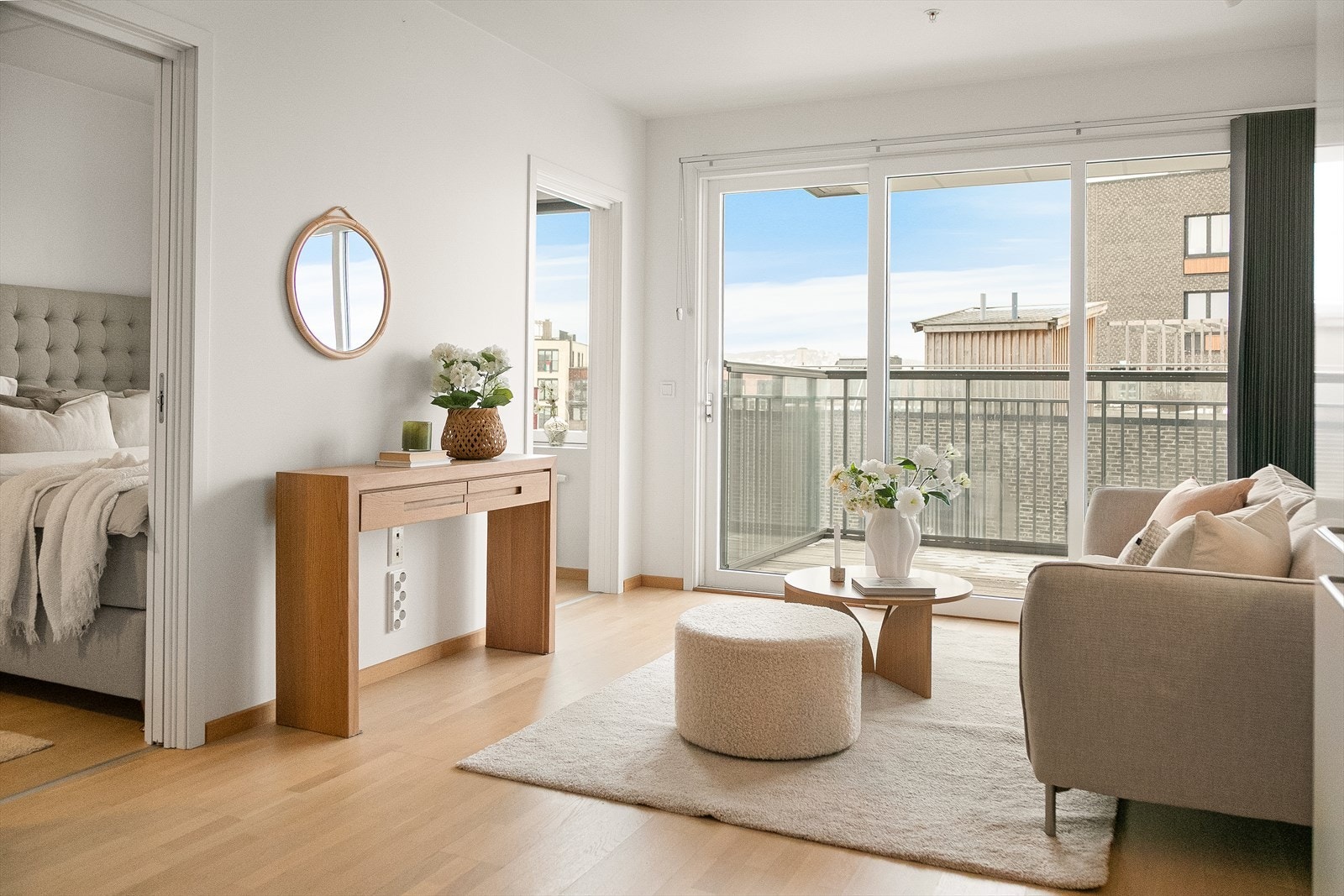 De store vindusflatene sørger for et godt naturlig lysinnslipp, som bidrar til et lyst og luftig inneklima. Galleribilde