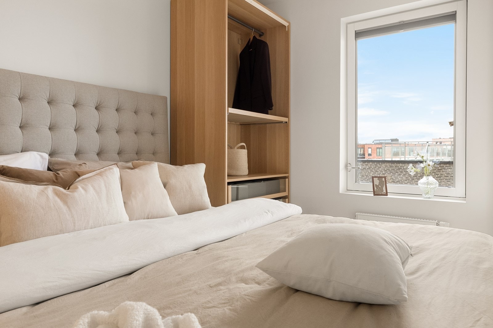 Vinduet slipper inn rikelig med naturlig lys, noe som gir soverommet en lys og luftig atmosfære. Galleribilde