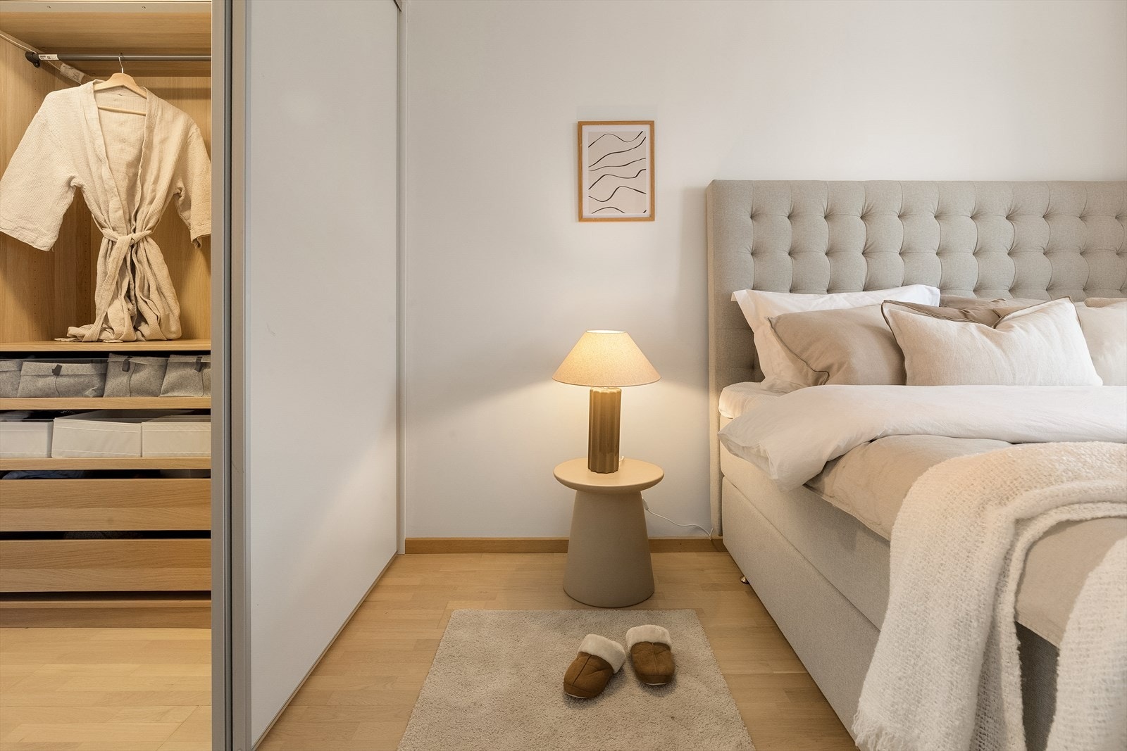 Rommet har også et eget omkledningsrom skilt med skyvedører. Galleribilde