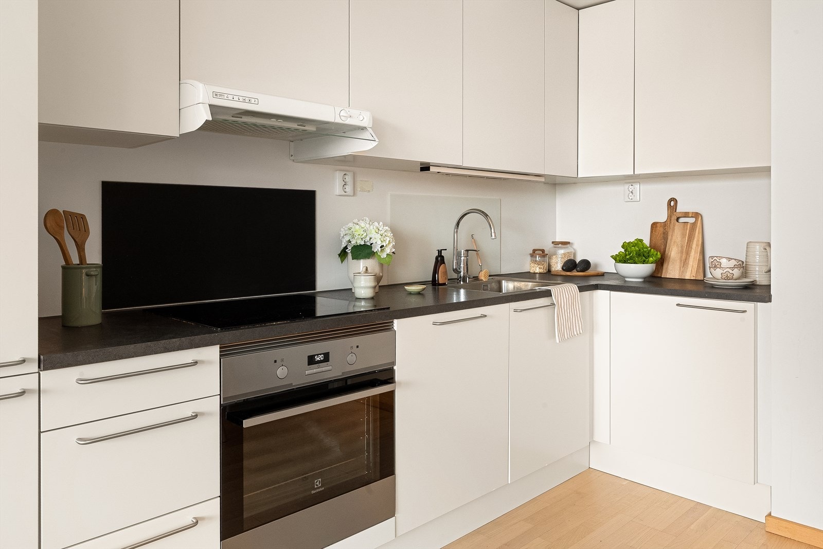 Kjøkkenet er utstyrt med flotte integrerte hvitevarer som stekeovn, induksjon platetopp, oppvaskmaskin og kjøl/fryseskap. Galleribilde