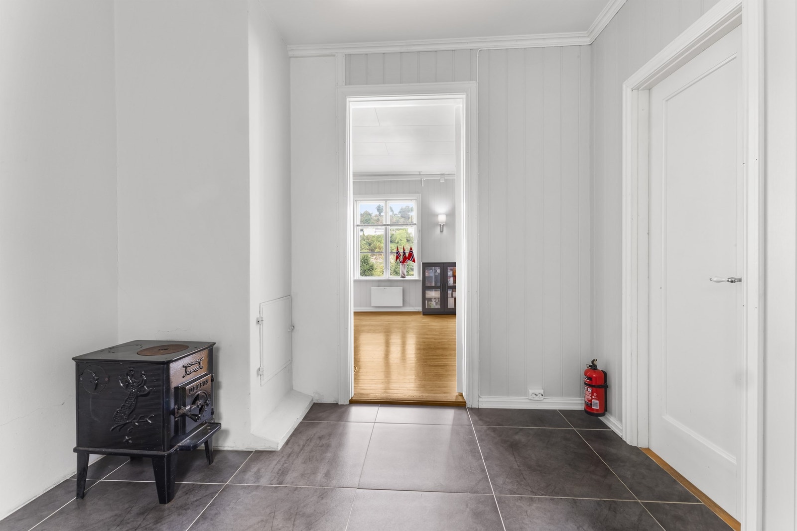 Det er fliser og varmekabler i gulv i entré. Galleribilde