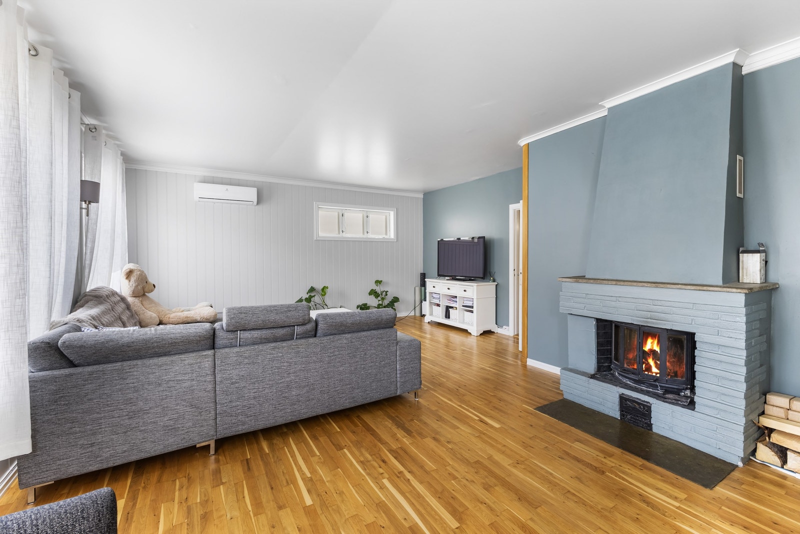 Stor stue med varmepumpe og peis. Galleribilde