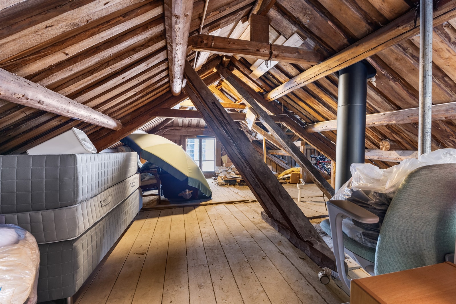 Loft som eksklusivt tilhører leiligheten. Her er det god plass til lagring. Galleribilde