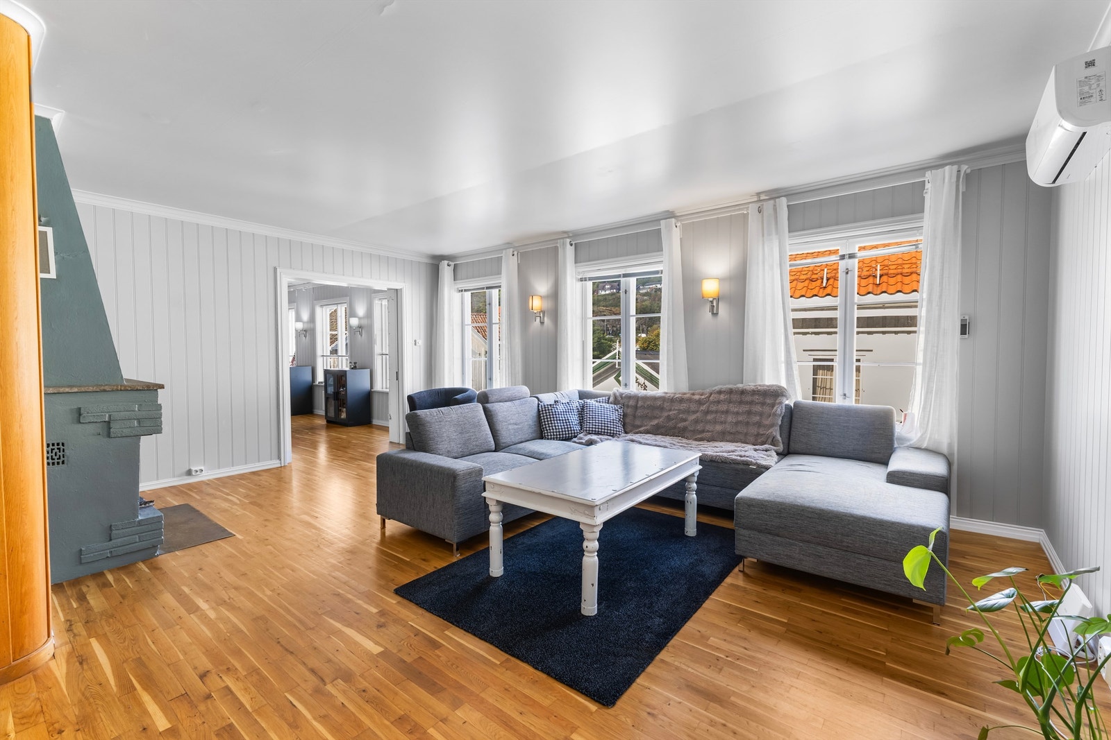 Stue med peisovn og varmepumpe. Galleribilde