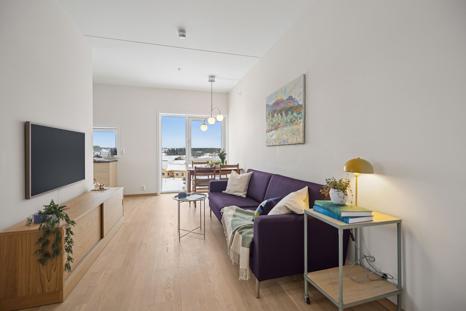 Fra stuen er det direkte utgang til den romslige, overbygde balkongen. Galleribilde