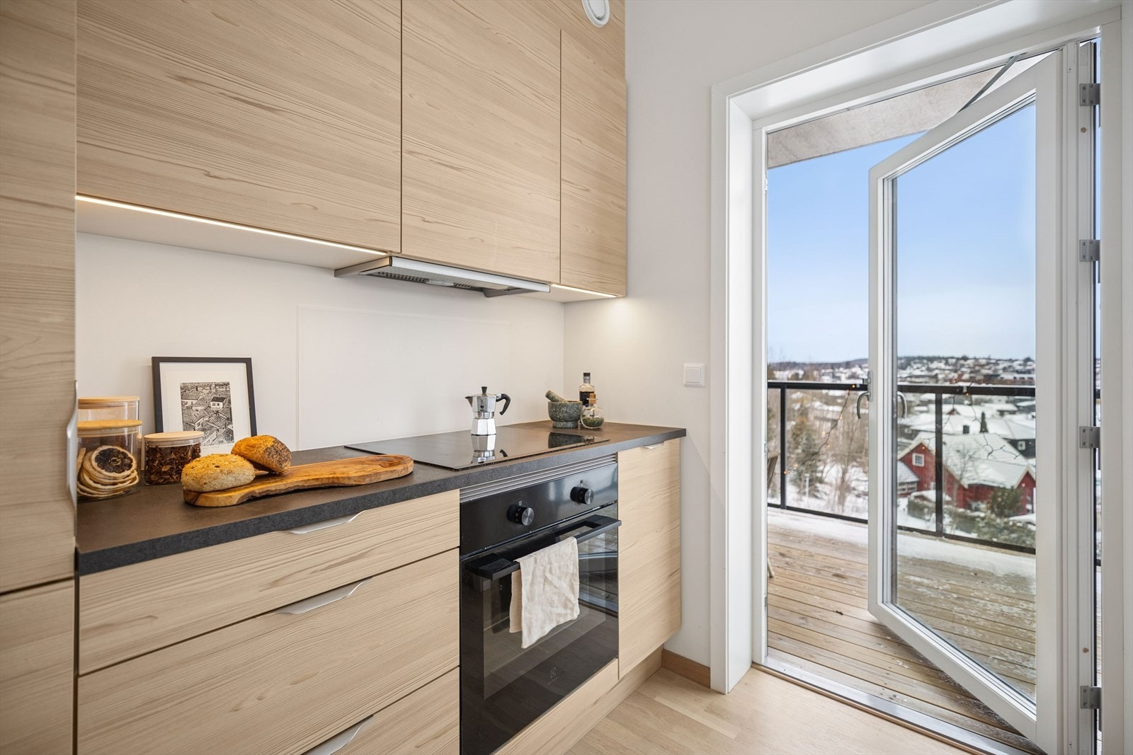 Kjøkkeninnredningen fra HTH er ny fra 2024 og utstyrt med integrerte hvitevarer. Galleribilde