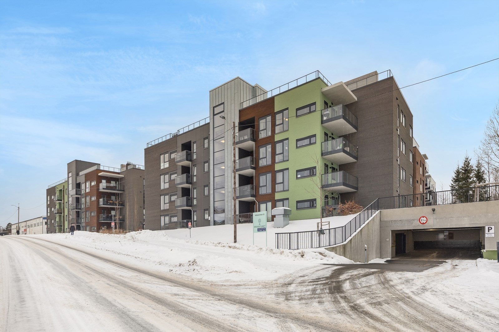 Bygget er oppført i 2024 med moderne fasader kledd i panel og plater. Galleribilde