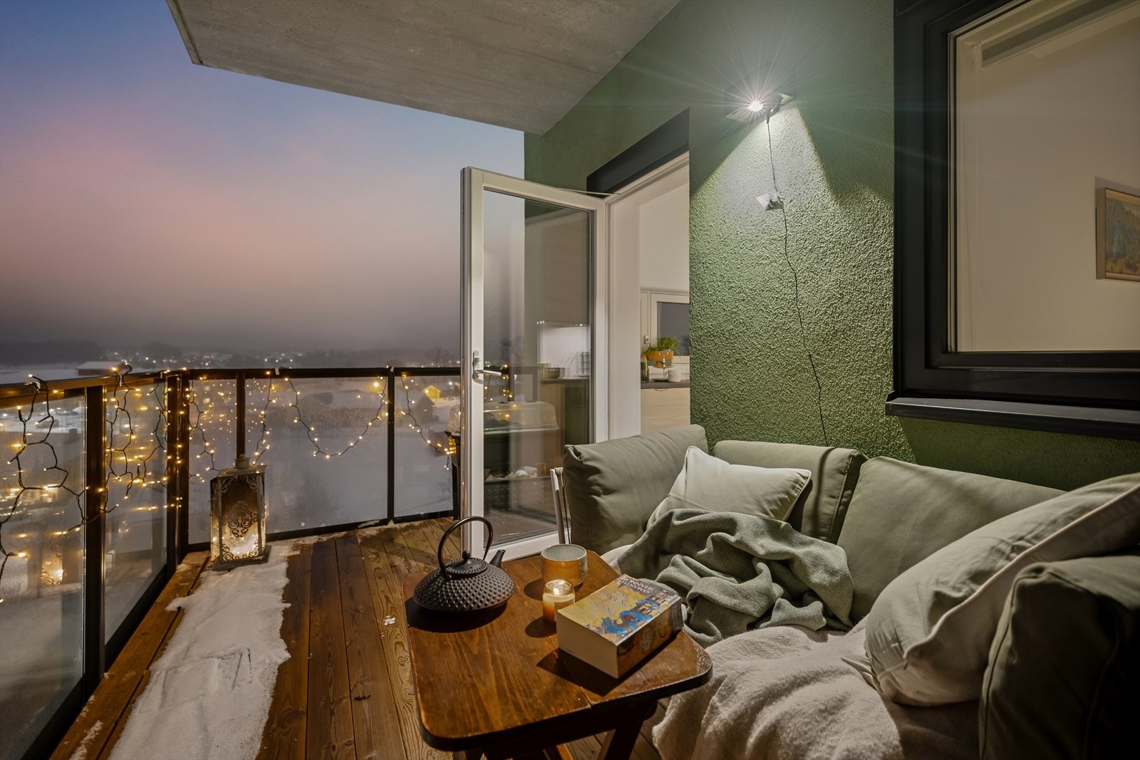 Balkongen er en naturlig forlengelse av stuen, med god plass til utemøbler. Galleribilde