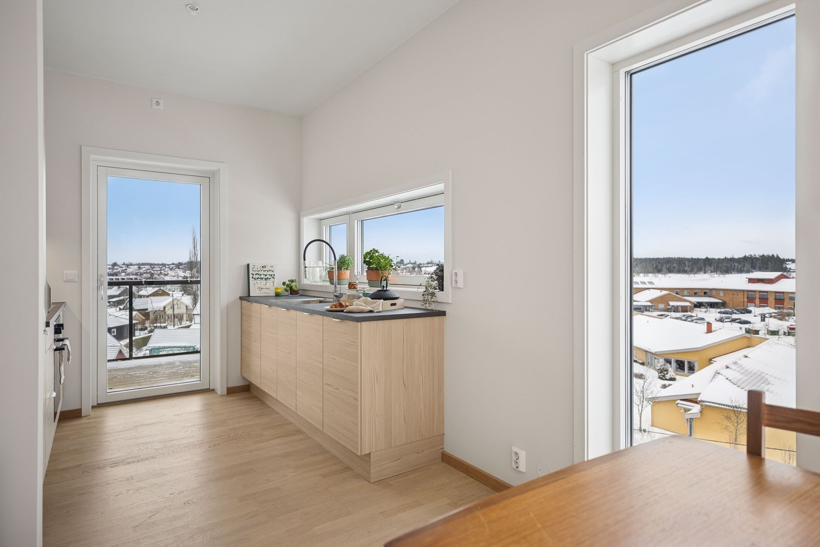 Gjennomgående parkett og vannbåren gulvvarme gir en jevn og behagelig temperatur. Galleribilde