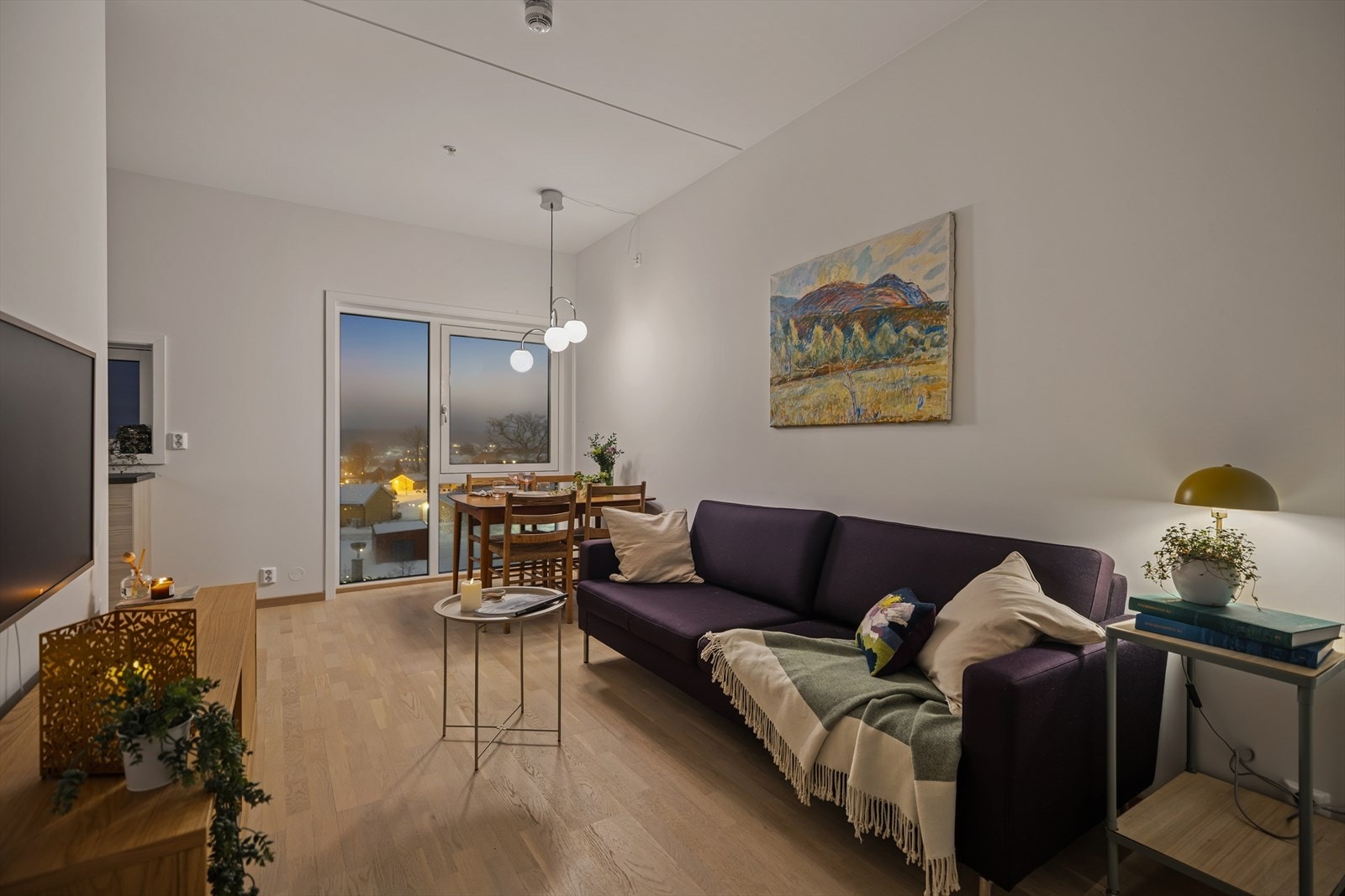 Vannbåren gulvvarme i stuen sørger for en lun og jevn varme gjennom hele året. Galleribilde