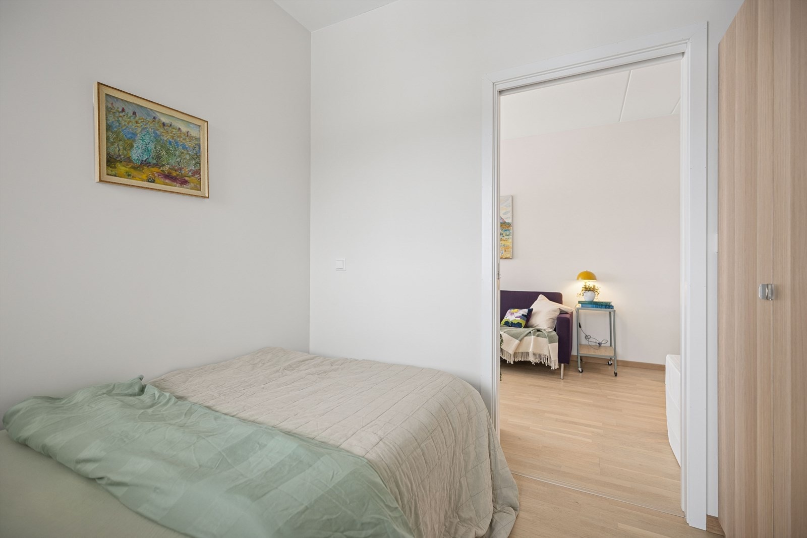 Fra soverommet er det enkel adkomst til leilighetens øvrige rom. Galleribilde