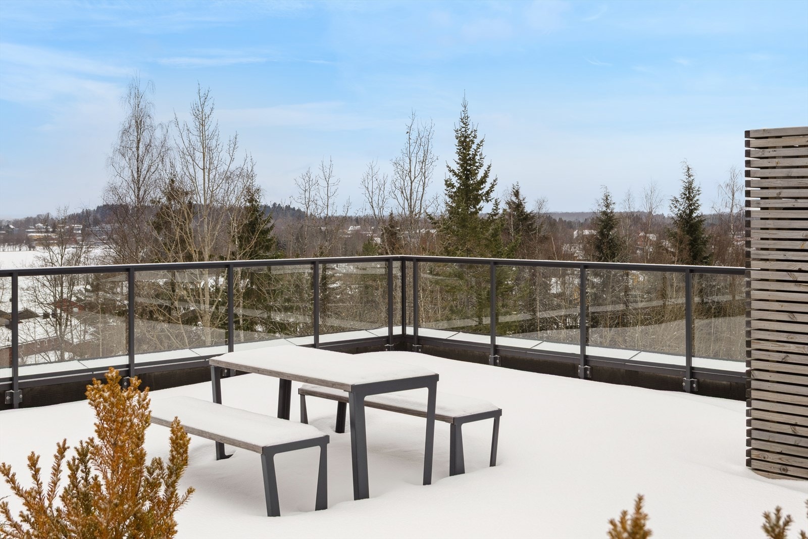 Takterrassene er pent møblert og gir en fin felles uteplass for sosialt samvær. Galleribilde