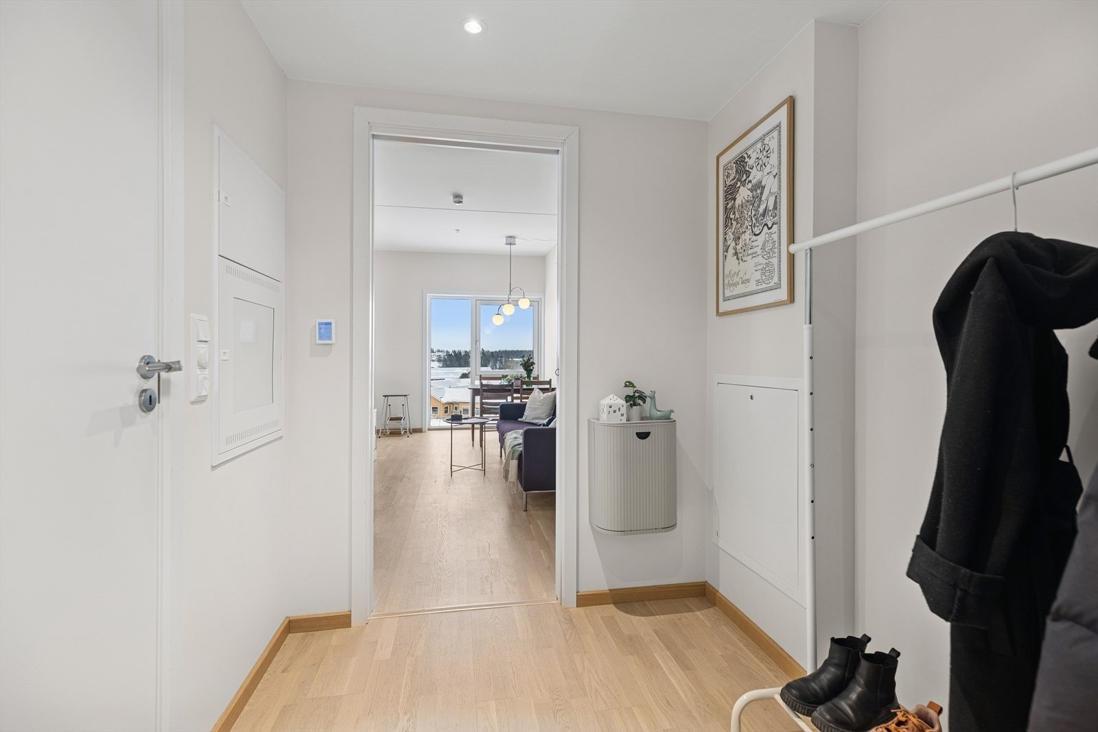 Entréen har plass til yttertøy og sko. Sikringsskapet med automatsikringer er plassert her. Galleribilde