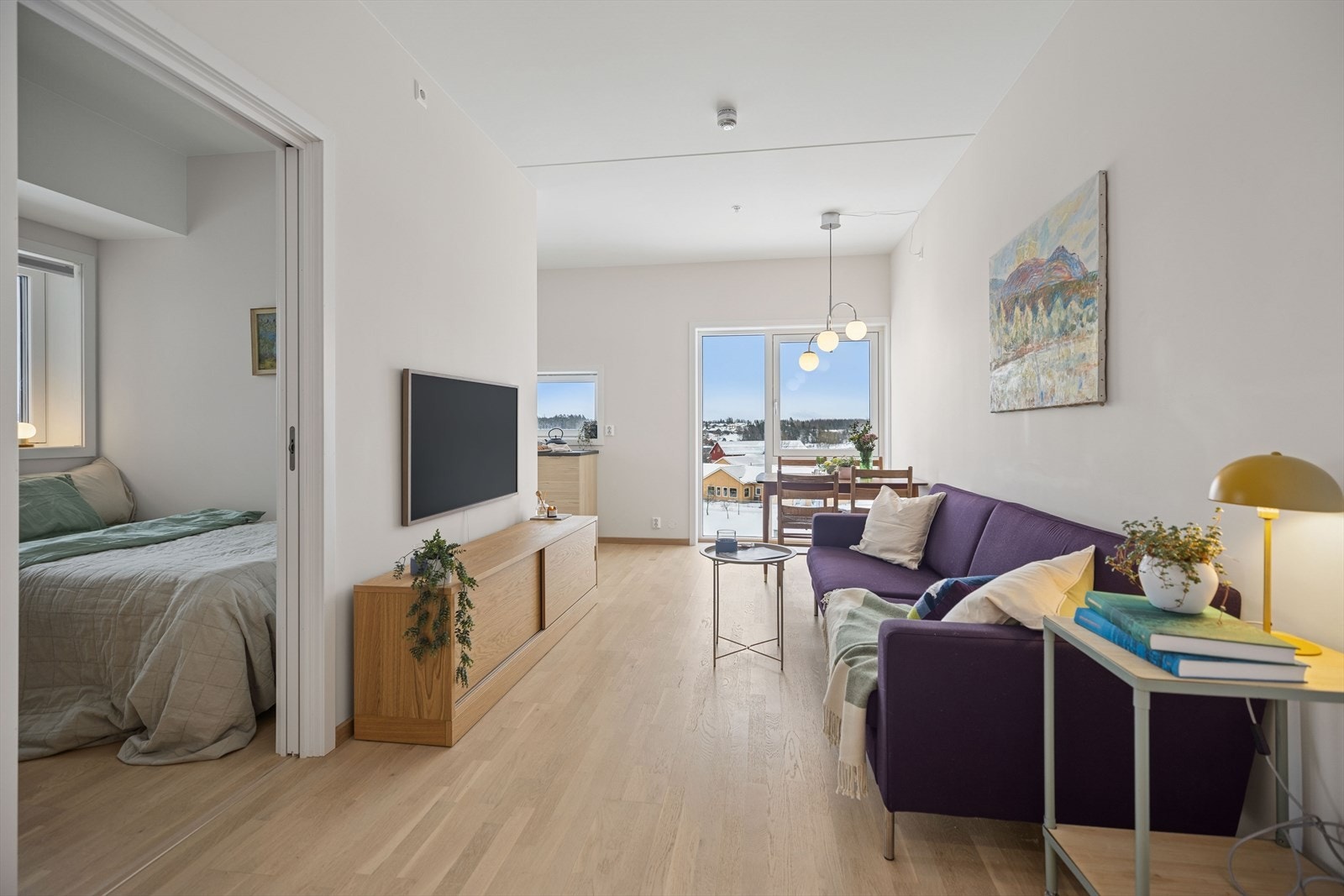 Senior Eiendomsmegler Ole-Kristian Sverre presenterer Astri Frisaks vei 3! Stuen er leilighetens sentrale rom, med åpen løsning mot kjøkkenet og god plass til møblering. Galleribilde