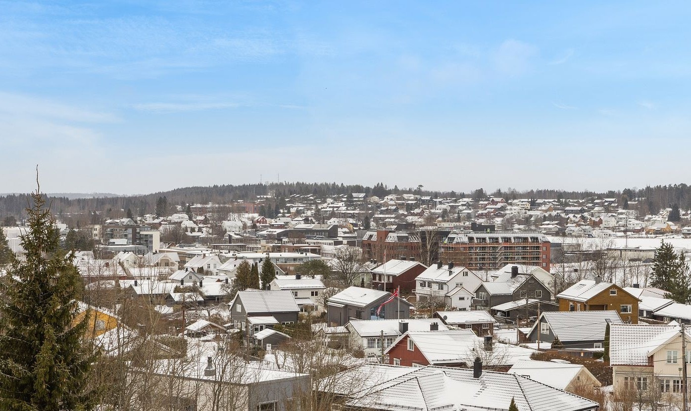 Leiligheten ligger i et etablert område i Ås, preget av variert bebyggelse. Galleribilde