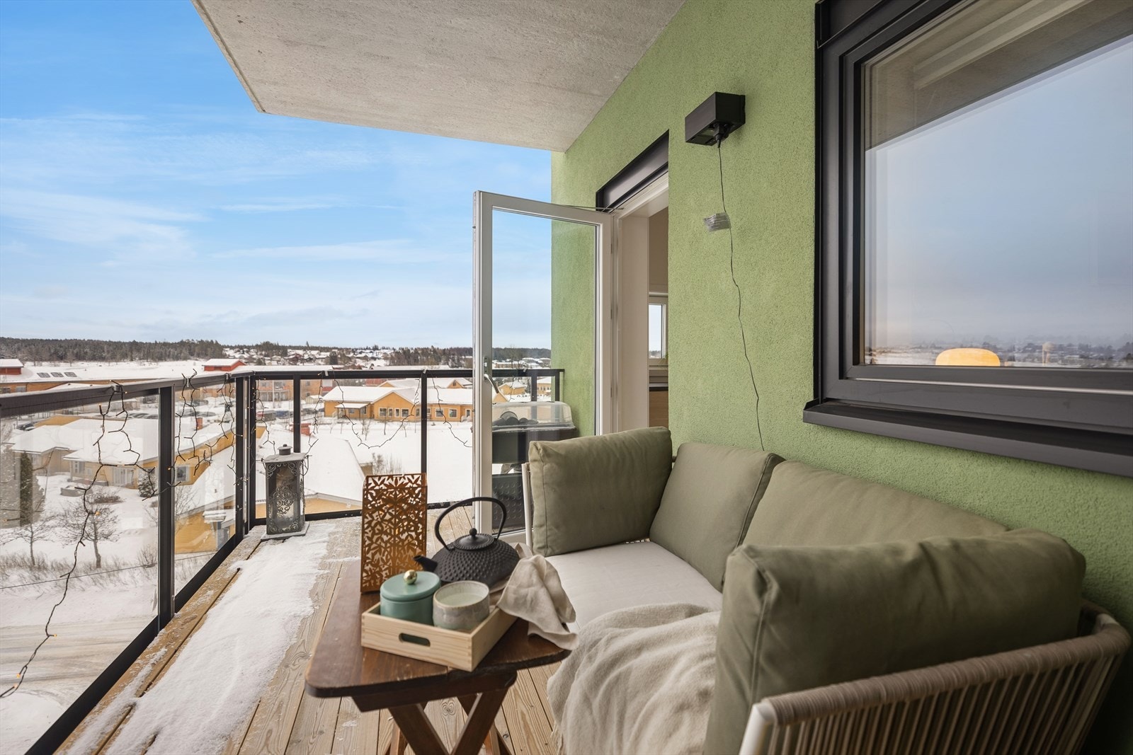 Den nordøstvendte balkongen på nesten 10 m² har god plass til en sittegruppe. Galleribilde