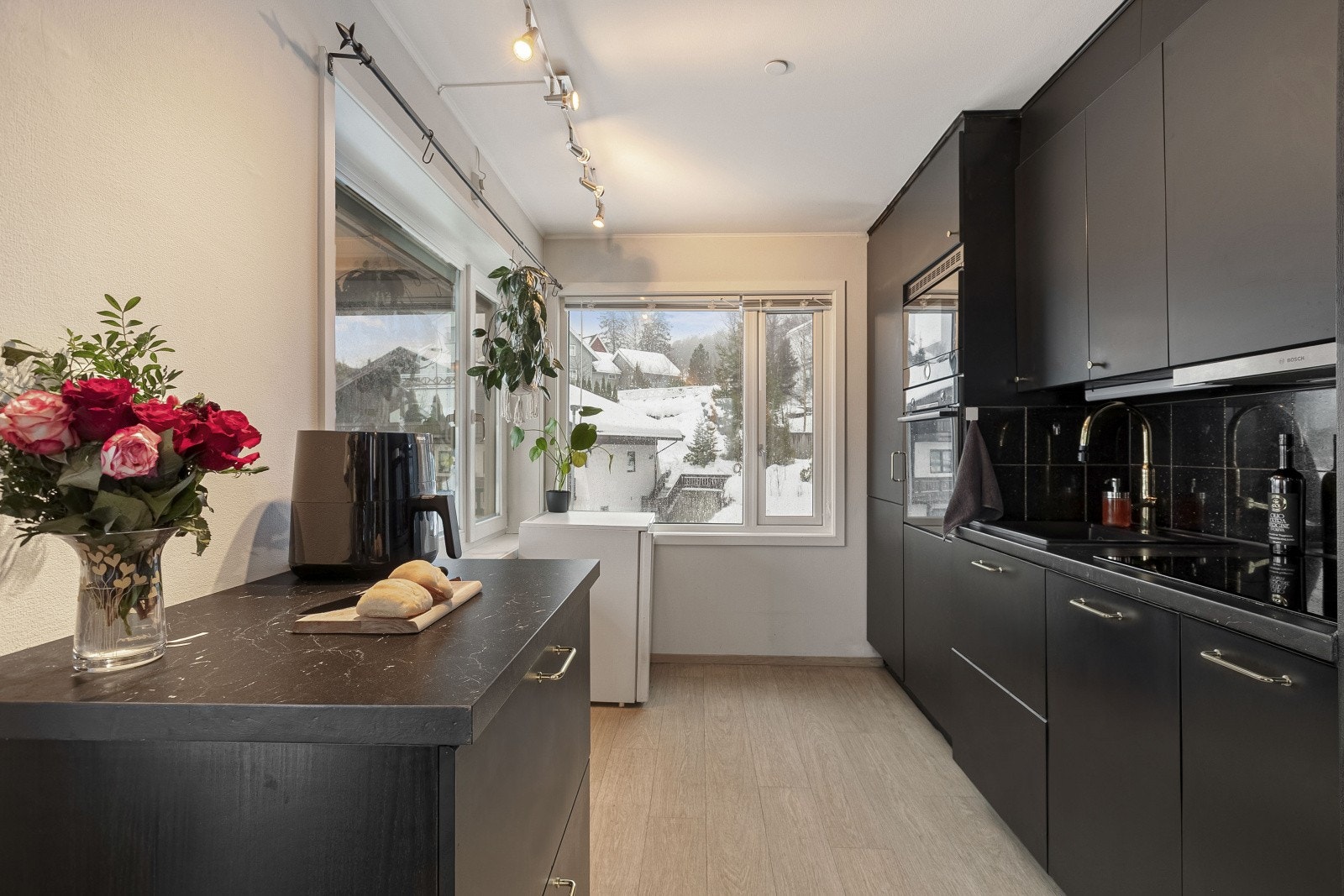 Leiligheten har et pent kjøkken fra IKEA med innredning fra 2020. Galleribilde