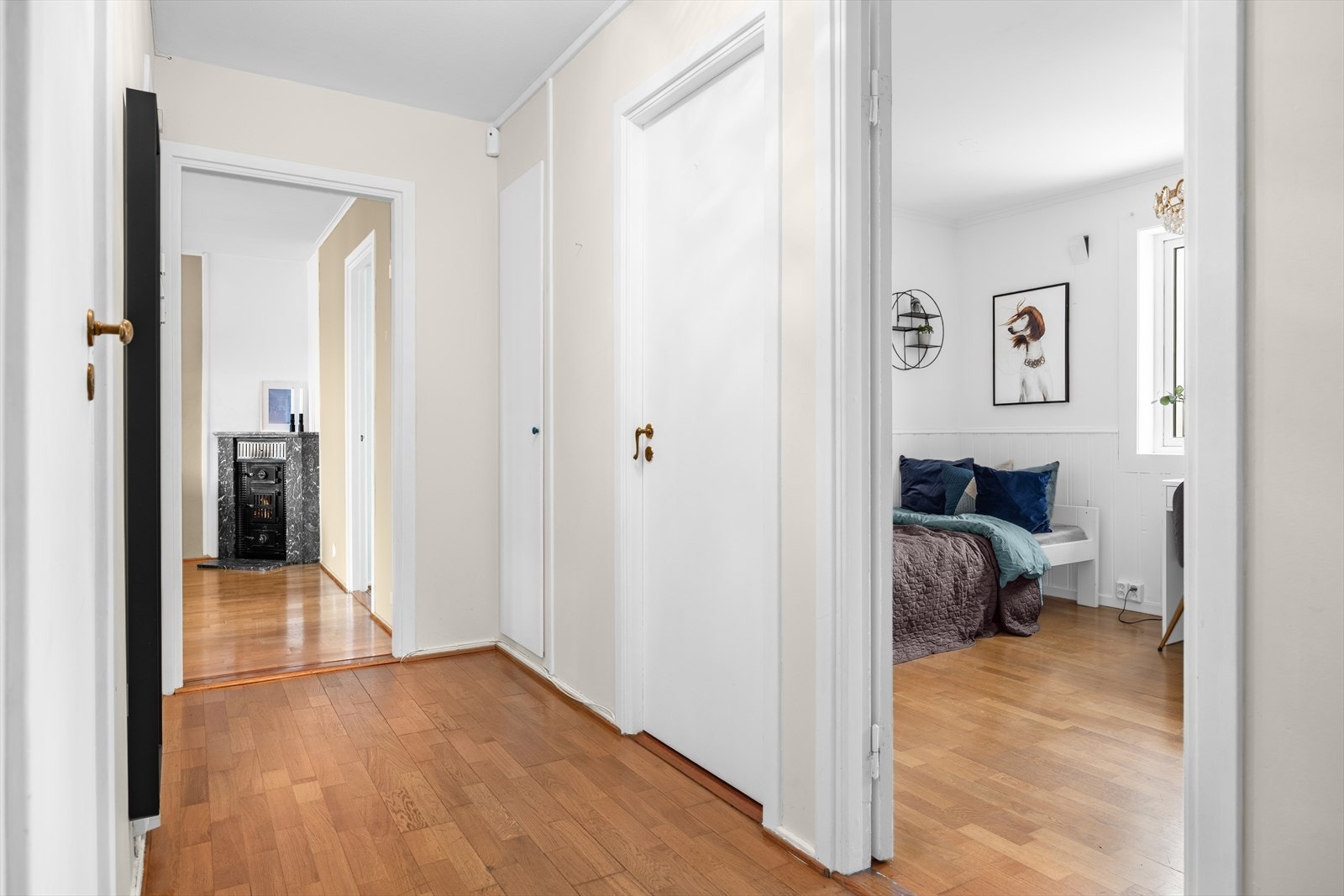 Romslig gang med god plass til å henge av seg ytterklær og sette fra seg skoene. Tilgang til et praktisk, innebygd skap. Galleribilde