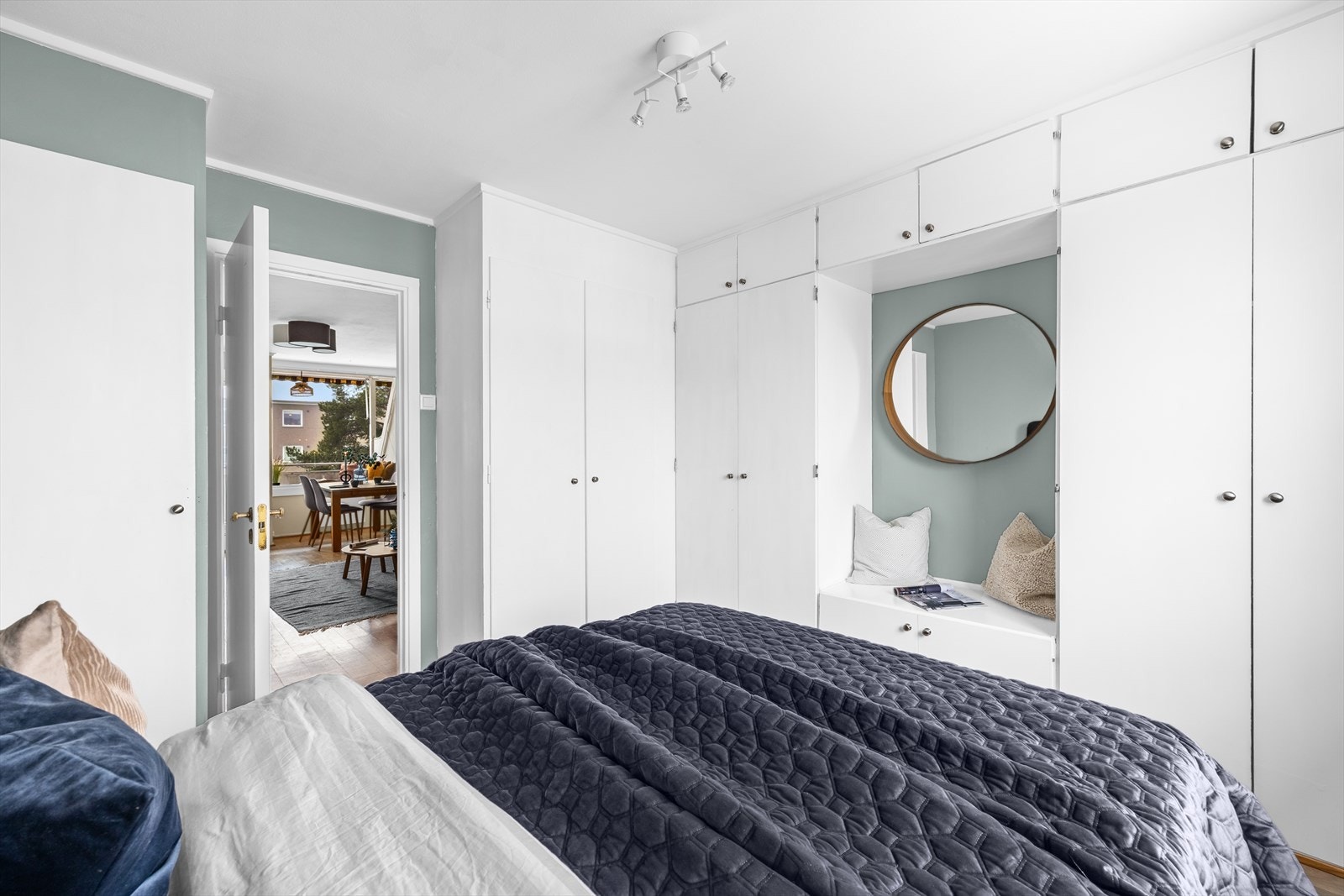 Praktiske innebygde skap. Galleribilde