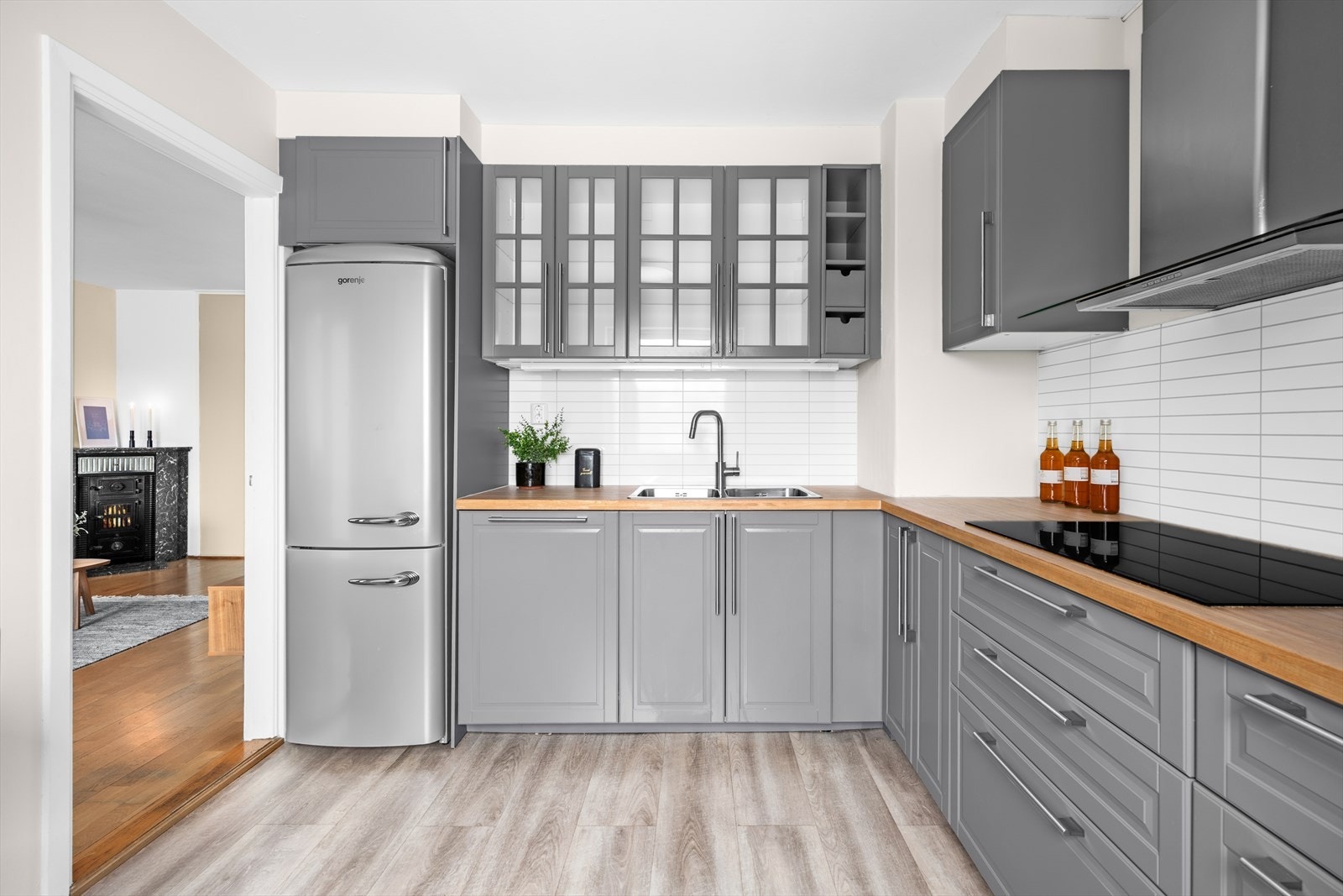 Innredningen består av benkeplater i ask/finer med kjøkkenkran og nedfelt kum i rustfritt stål. Galleribilde