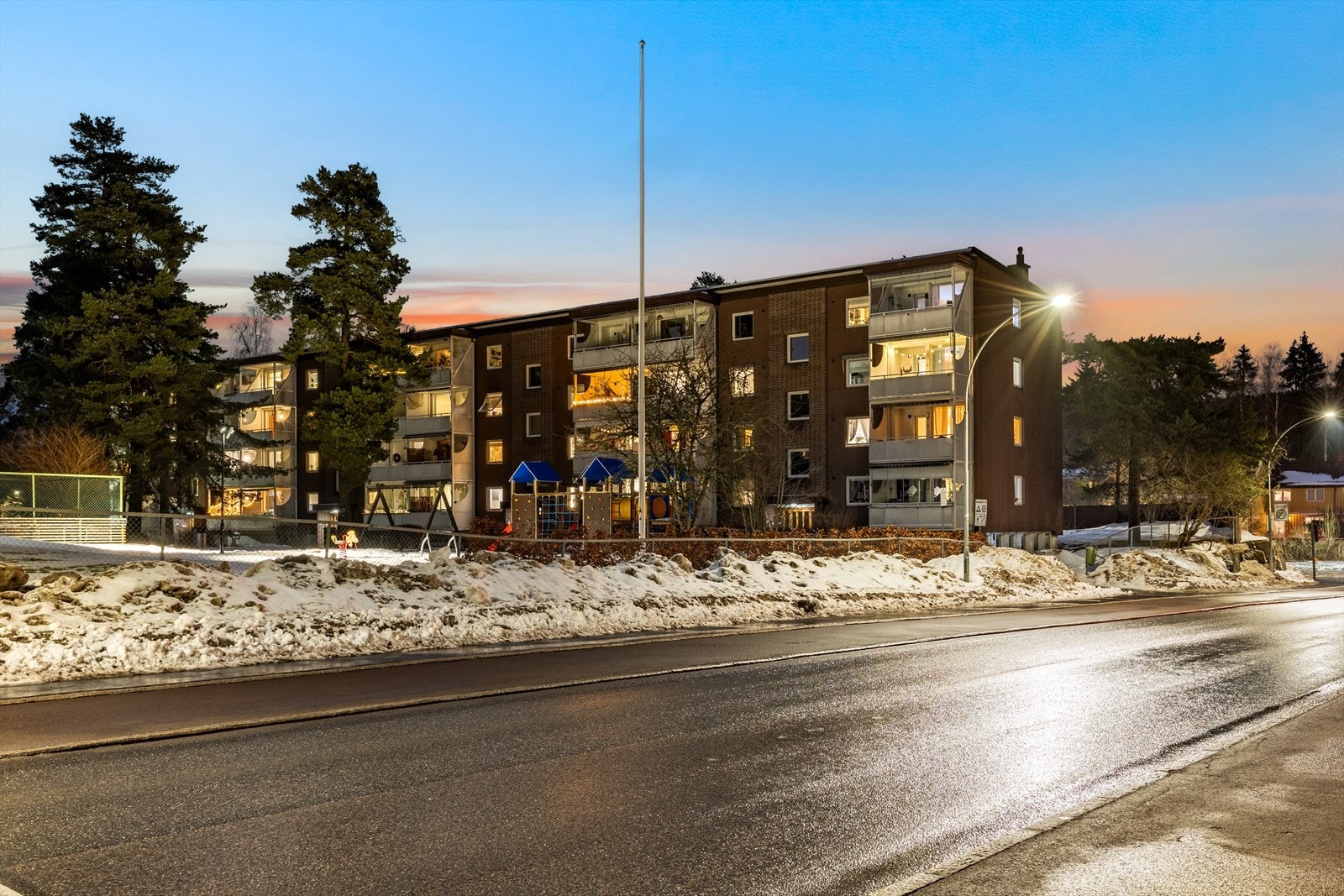 Av lagringsplass disponerer leiligheten tre boder, totalt 8 kvm. Andelseiere har tilgang til gratis fellesvaskeri i borettslaget, sykkelbod og leie av utleielokale. Galleribilde