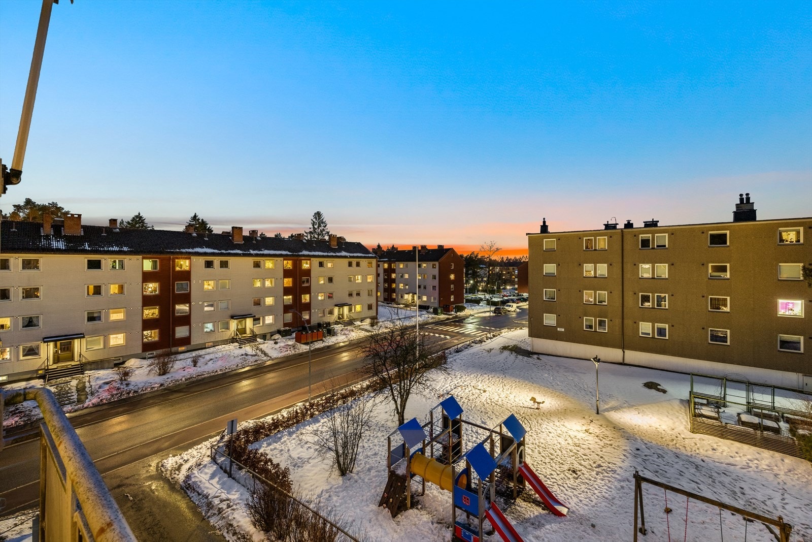 Vestvendt uteplass med ettermiddags- og kveldssol. Galleribilde