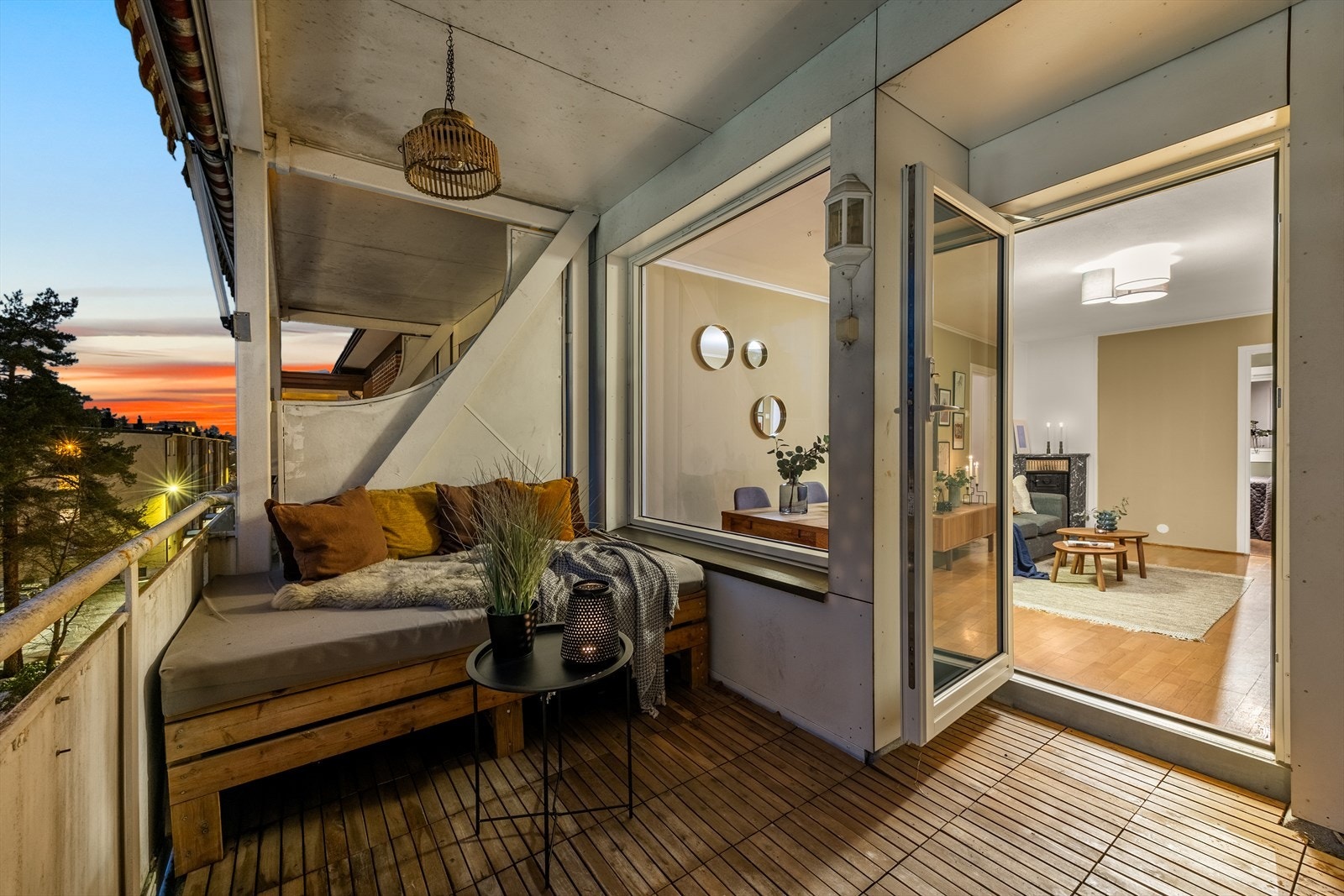Balkongen fungerer som en forlengelse av stuen i sommerhalvåret, her kan du nyte solnedganger sene kveldstimer. Galleribilde