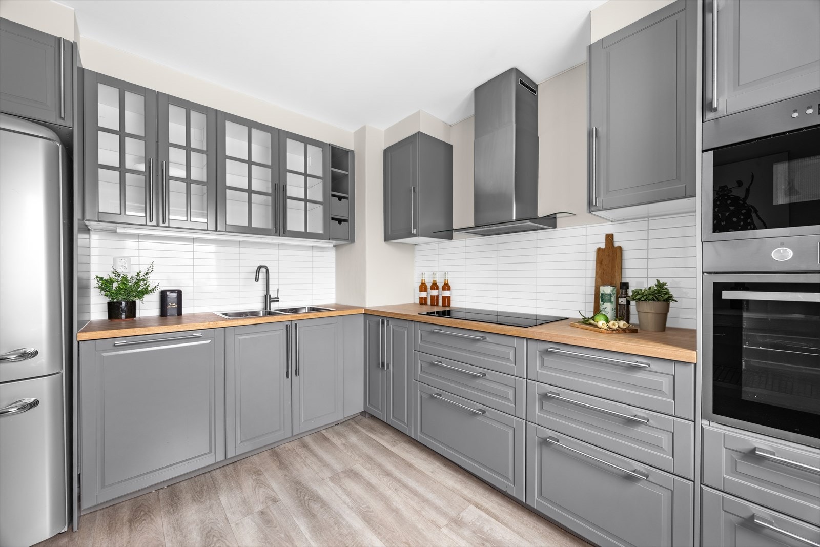 Innredningen består av profilerte fronter i en harmonisk gråtonet utførelse, kombinert med enkelte overskap med glassfronter. Galleribilde