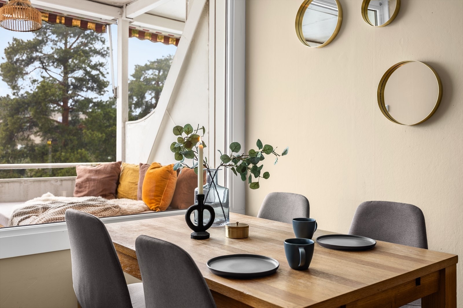 De store vindusflatene, sammen med balkongdøren, slipper inn rikelig med lys og skaper en luftig og fin atmosfære i rommet. Galleribilde