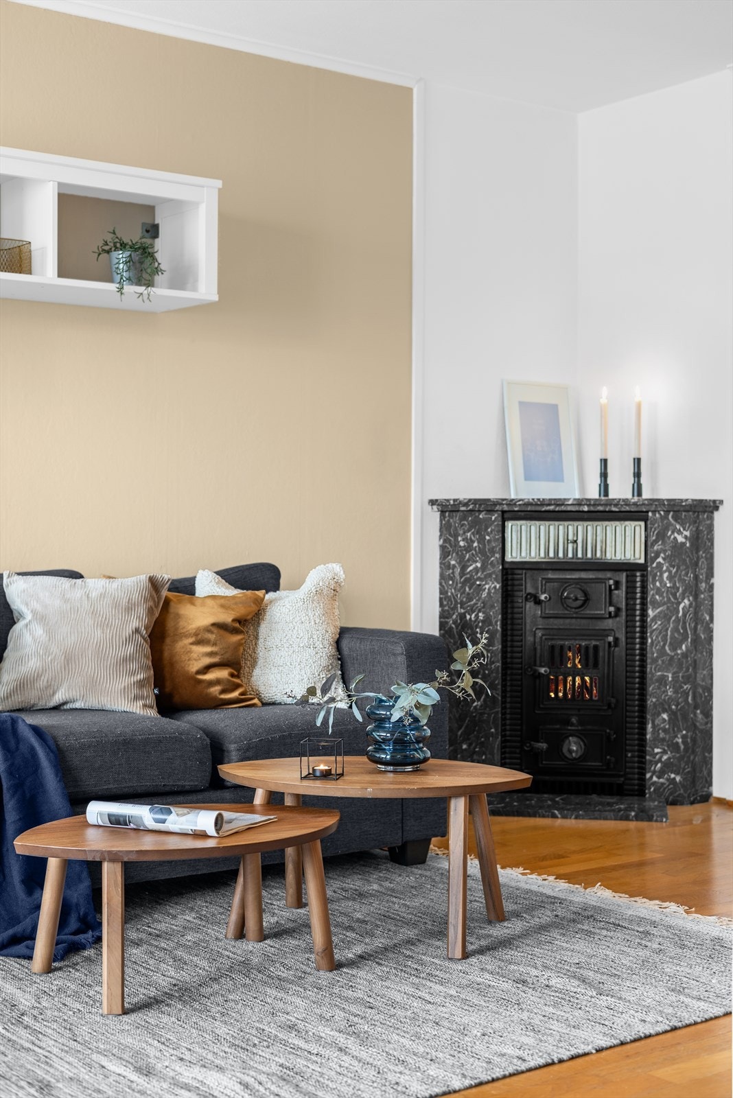 Vedkamin i stue for ekstra varme og hygge på kalde kvelder. Galleribilde