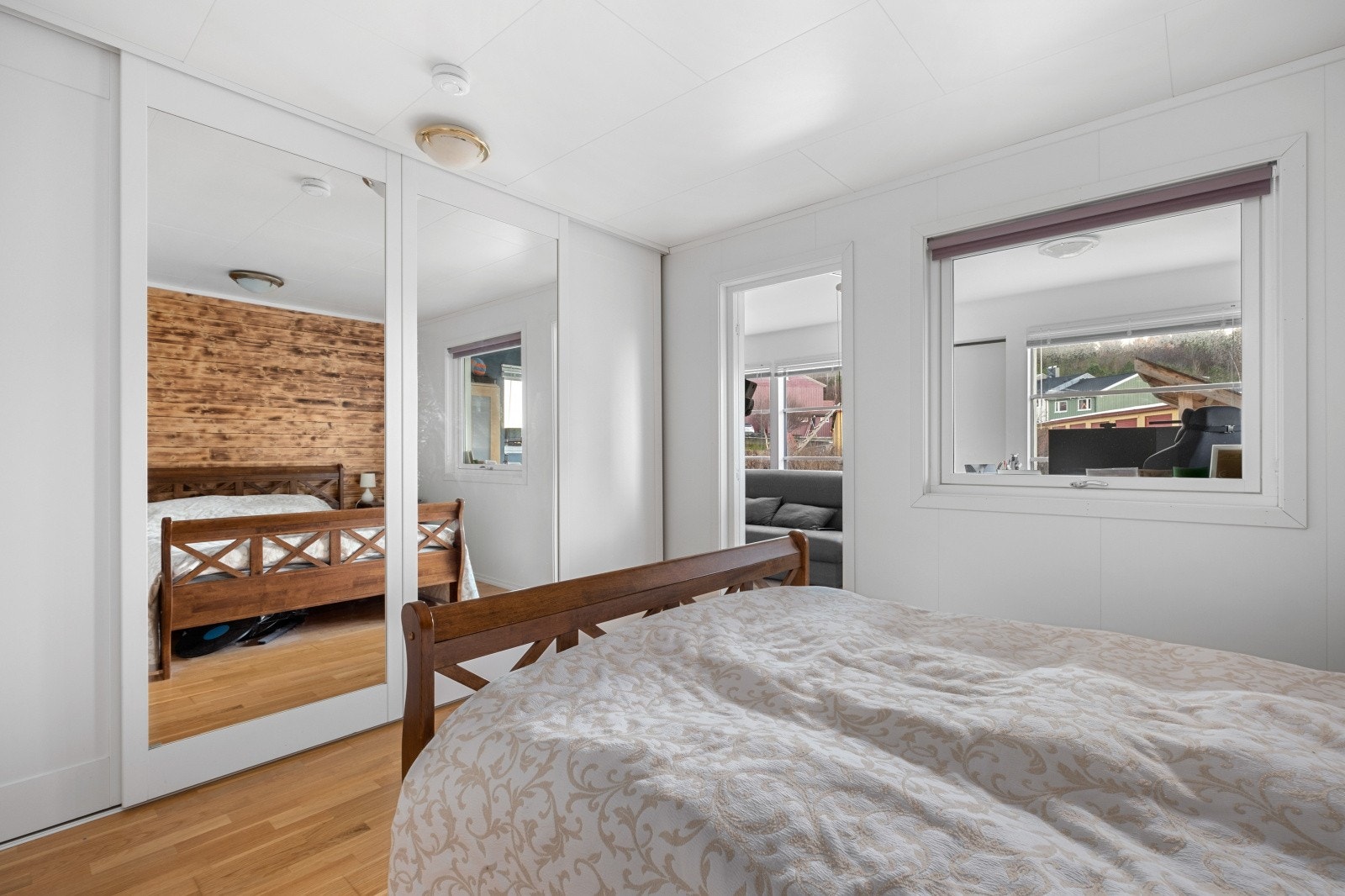 Garderoberom, innredet som soverom. Ikke godkjent til soverom. Galleribilde